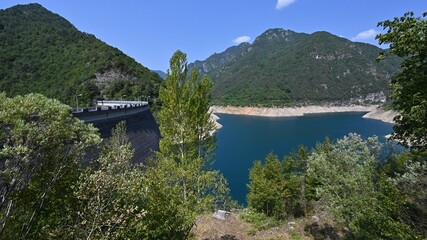 Fototapeta premium LAKE VIEW NEAR LAGO DI Ledro, TURQUOISE LAKES IN THE ALPS IN ITALY