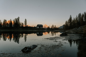 Obraz premium Letzte Sonnenstrahlen am Lake Fedare / Lago di Federa in den Belluner Dolomiten zum Sonnenuntergang. Es ist Herbst in den Dolomiten. Wunderschöner See in den Alpen 6