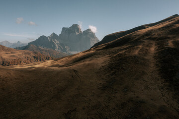 Die Belluner Dolomiten am Passo Giau. Wunderschöner Blick aus der Luft auf den Monte Pelmo im Herbst. Drohnenflug Dolomiten 1