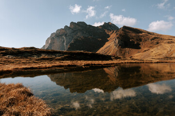 Der Monte Pelmo spiegelt sich am Laghetto di Baste. See in den Dolomiten. Passo Giau im Herbst. Bergsee Dolomiten 2