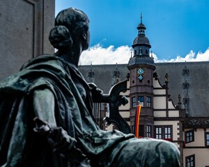 Close-up shot van een Friedrich Ruckert-monument voor de Markt met het oude stadhuis