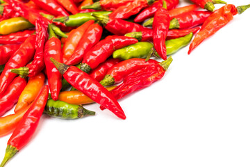 収穫したばかりのカラフルな唐辛子
