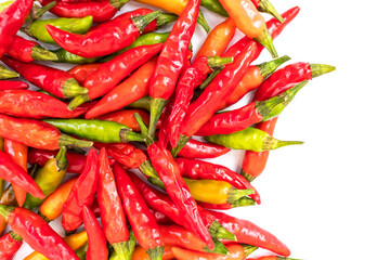 収穫したばかりのカラフルな唐辛子
