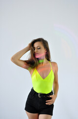 bela mulher cores neon expressão corporal fashion music luzes 