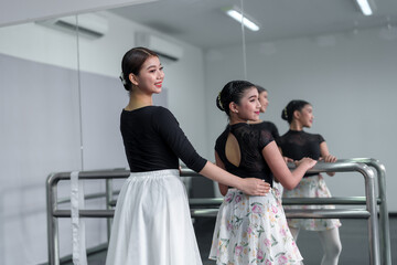 Obraz premium Female ballet dancers rehearse in ballet classes, they practice dancing, they are professional theater actors.