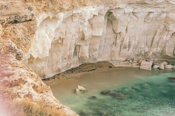 Los acantilados blancos de la playa solitaria del sur de Sicilia. 