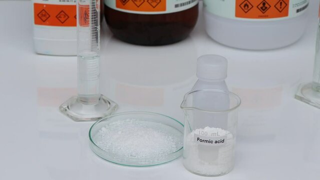 formic acid in glass, chemical in the laboratory and industry, Chemicals used in the analysis