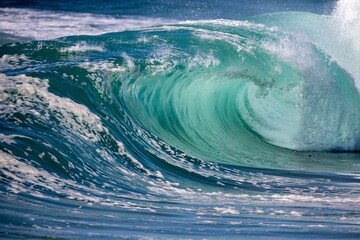 Obraz premium Beautiful wave splashing in the ocean.