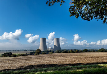Fototapeta na wymiar Atomkraftwerk in Landschaft mit Wolken