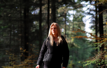 Dziewczyna blond i jesienny las.