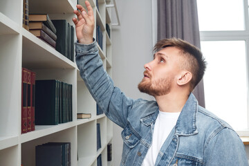 Fototapeta premium A man reads books in the library.