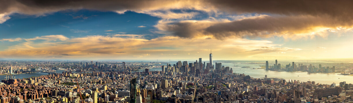 Aerial view of Manhattan at sunset © Sergii Figurnyi