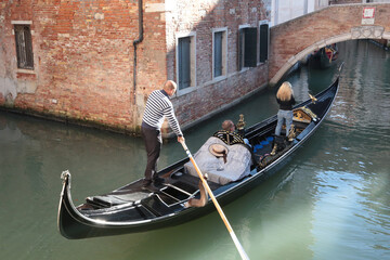 Fototapeta na wymiar Gondolier naviguant à Venise