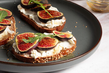 Sandwich with cream cheese, figs and honey