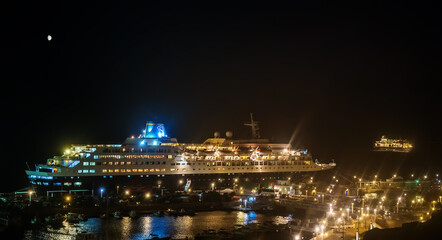 Fototapeta na wymiar Nachts im Hafen-Kreuzfahrtschiff