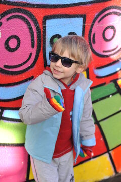 menino grafite colorido som 