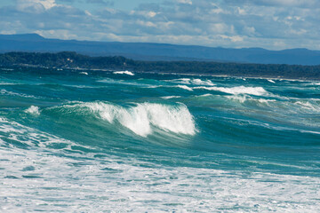Fototapeta premium waves crashing on the beach