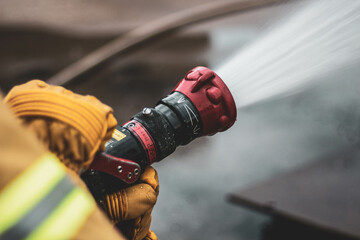Hohlstrahlrohr Feuerwehr, Brand löschen