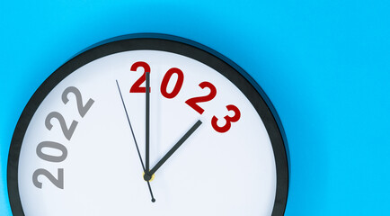 Obraz na płótnie Canvas New year number 2022 and 2023 on clock