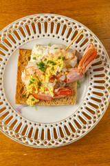 Pincho de langostinos y huevo, comida española