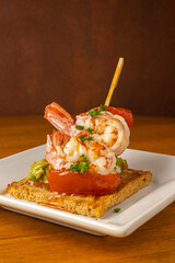 Pincho de langostinos y huevo, comida española