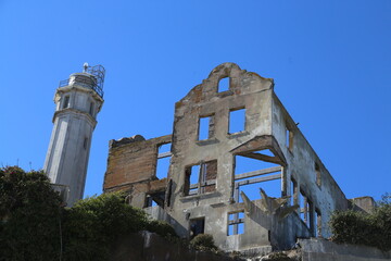 Leuchtturmruine auf Insel