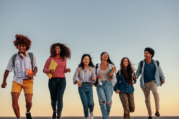 Obraz premium Playful university students outside.