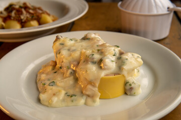 rondelli with creamy white sauce