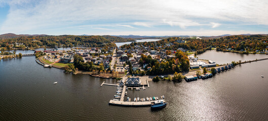 Naklejka premium Aerial view of the city of Newport in Vermont from above the lake with autumn colors and leaves