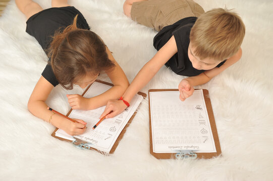 Menino E Menina Estudando 