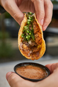 Primer plano de una persona con un taco a punto de comer