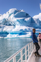 Chico cauc&aacute;sico de viaje en la patagonia argentina