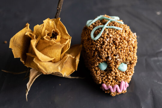 calaverita de amaranto de chocolate con fondo desenfocado de flores