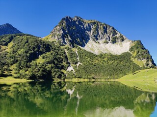 Fototapeta na wymiar Geisalpsee in den Alpen