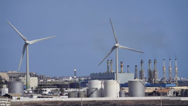 Windkraftwerk im Hafen von Santa Cruc Teneriffa Spanien