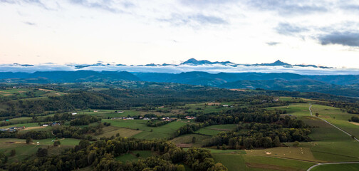 Fototapeta na wymiar Pyrénées panoramique pic du midi