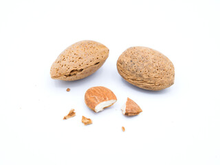 Amandes décortiquée santé avec ses éclats sur fond blanc extra lumineux / Almonds with their...