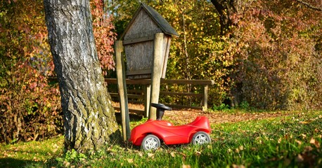querformat, rotes auto für kinder zum spielen auf einer wiese stehend