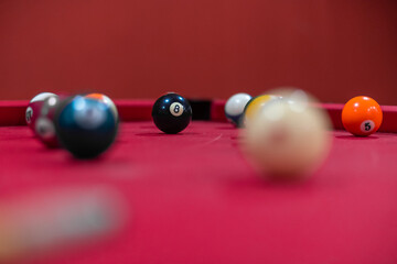 Billardkugeln auf roten Billardtisch