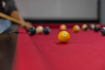 Freunde spielen zusammen Billard