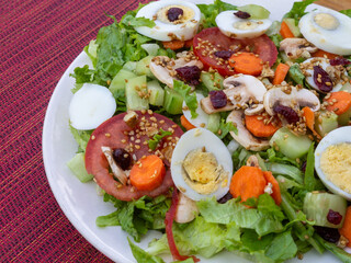 vegetable salad with egg