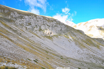 vallata di montagna con sentiero tra rocce e sassi foto rilassante