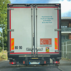 illustration de l'arrière d'une remorque d'un camion de couleur blanche avec des inscriptions
