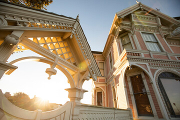 Sunset view of a row of historic Victorian homes in downtown Eureka, California, USA. - obrazy, fototapety, plakaty
