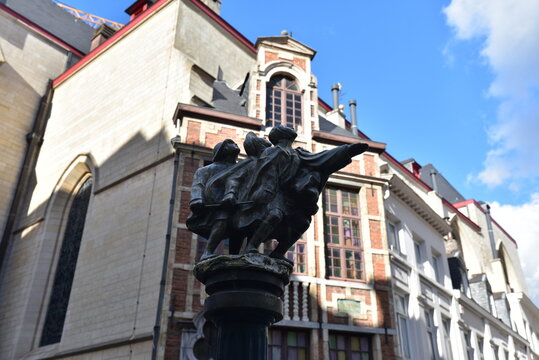 Br&uuml;ssel, Petit Rue au Beurre/Korte Boterstraat, "Aveugles" von Jos de Decker (Die Blinden/The Blind)
Vor dem barocken Maison de Goude Huyve steht auf einem Brunnen die Skulptur "Aveugles" Die Blinden