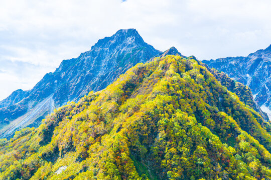 前穂高岳の雄大な山容