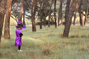 Niña con disfraz de bruja
