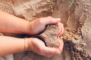 corazón manos amor arena