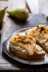 Toast with ricotta cheese, pears, walnuts and honey