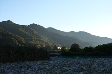 山里の朝、秋
